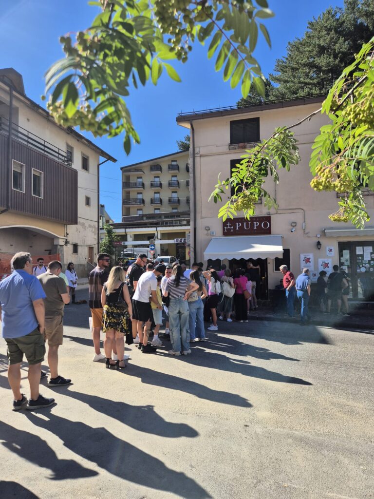 Clienti in fila fuori dal punto vendita Fattoria Pupo a Camigliatello Silano
